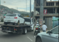 VIDEO | Liberan auto robado… y la Policía intenta detenerlo otra vez