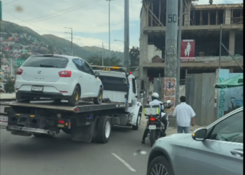 VIDEO | Liberan auto robado… y la Policía intenta detenerlo otra vez