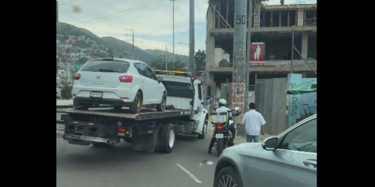 VIDEO | Liberan auto robado… y la Policía intenta detenerlo otra vez
