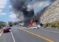 Foto: captura de video // Choque e incendio de tractocamiones paralizan la Cuacnopalan–Oaxaca.