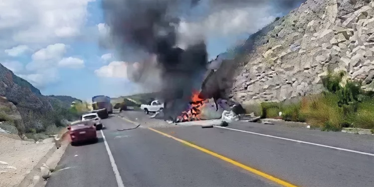 Foto: captura de video // Choque e incendio de tractocamiones paralizan la Cuacnopalan–Oaxaca.