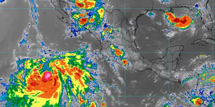 ‘Fausto’ se convierte en el primer huracán de la temporada; avanza en el pacífico lejos de México