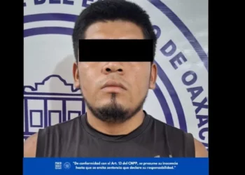 Intenta escapar de un operativo y termina detenido con presunto cristal en Pinotepa Nacional
