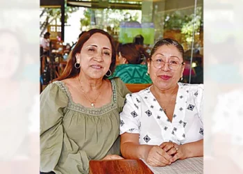 Foto: Rubén Morales // Gladys Manzanero y Guillermina Aquino compartieron un agradable desayuno.