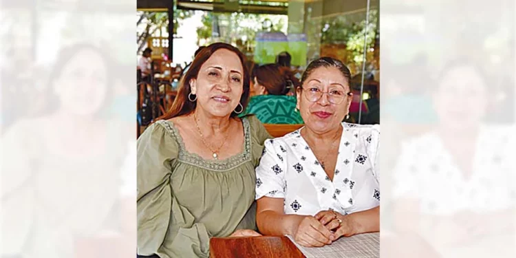 Foto: Rubén Morales // Gladys Manzanero y Guillermina Aquino compartieron un agradable desayuno.
