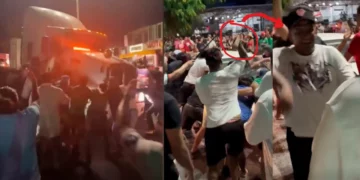 VIDEOS | Festejos sin control: empujan tráiler, patrulla y atacan un auto en plena celebración en Puerto Escondido