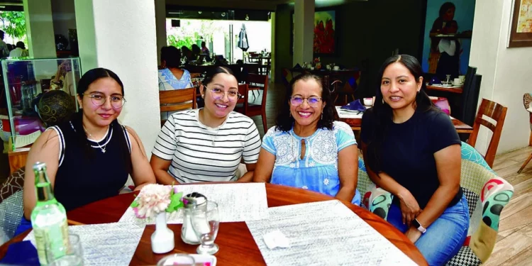 Foto: Rubén Morales // Luzelia Luis Ruíz, acompañada de sus hijas Olivia Holanda y Alejandra Cruz Luis.