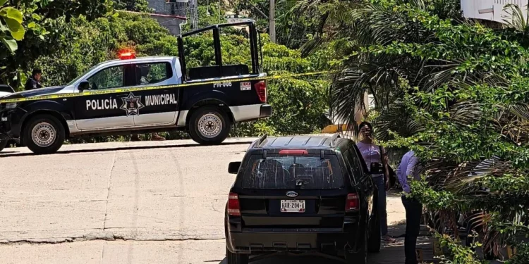 VIDEO | Ataque armado dentro de una tienda de abarrotes deja un hombre sin vida en Puerto Escondido