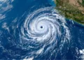 Huracán Genevieve alcanza la Categoría 5 en el Pacífico; prevén oleaje mortal y lluvias intensas en México