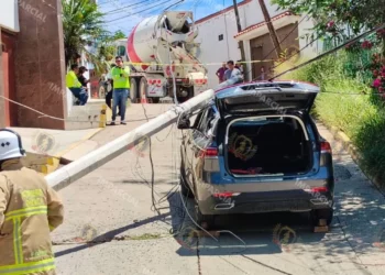 VIDEO | Camión revolvedora derriba postes de CFE y deja lesionado tras accidente en Guadalupe Victoria