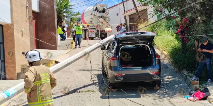 VIDEO | Camión revolvedora derriba postes de CFE y deja lesionado tras accidente en Guadalupe Victoria