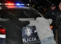 Foto: IA – ilustrativa // Adolescentes demuestran su inconformidad por acciones cometidas por oficiales de custodia.