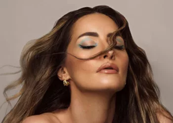 Maquillaje glowy: la tendencia luminosa que domina 2026