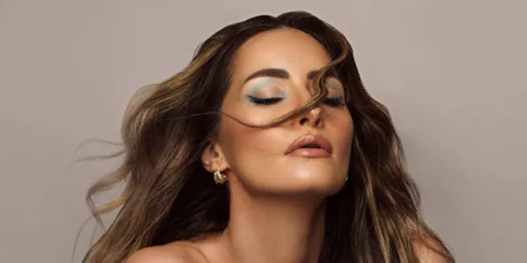 Maquillaje glowy: la tendencia luminosa que domina 2026