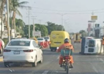 Fuerte choque – volcadura frente al mercado zonal de Salina Cruz deja dos lesionados