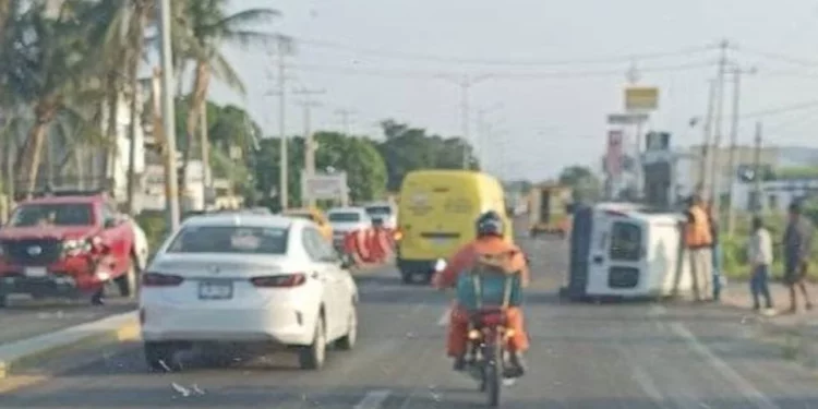 Fuerte choque – volcadura frente al mercado zonal de Salina Cruz deja dos lesionados