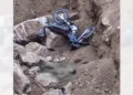 La motocicleta y el conductor quedaron al fondo de la excavación.