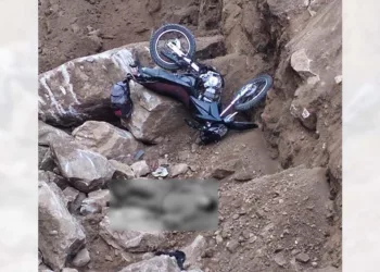 La motocicleta y el conductor quedaron al fondo de la excavación.