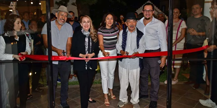 Fotos: Rubén Morales // Shinzaburo Takeda e Ixrael Montes compartieron un momento con invitados durante la inauguración de “Maestro y discípulo”