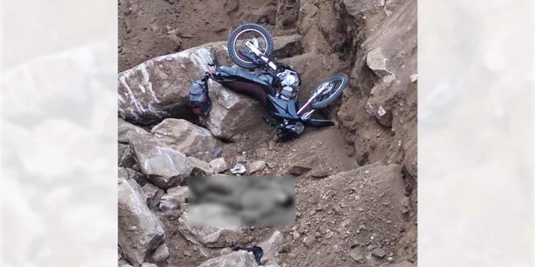 La motocicleta y el conductor quedaron al fondo de la excavación.