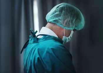 Al inicio de su carrera profesional se desempeñó como médico cirujano del Ejército de Oriente.