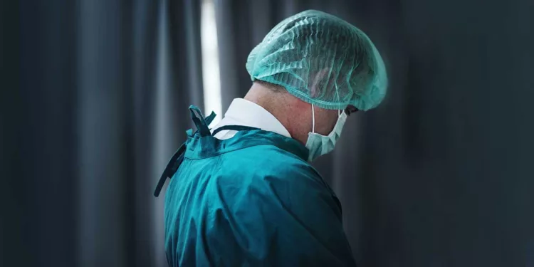 Al inicio de su carrera profesional se desempeñó como médico cirujano del Ejército de Oriente.