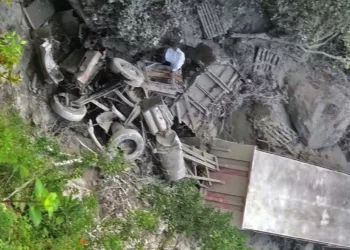 El tractocamión color guinda terminó totalmente destrozado en el fondo del barranco tras salir de la cinta asfáltica en el tramo Concepción Carrizal-Putla de Guerrero.
