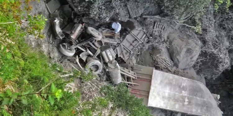 El tractocamión color guinda terminó totalmente destrozado en el fondo del barranco tras salir de la cinta asfáltica en el tramo Concepción Carrizal-Putla de Guerrero.