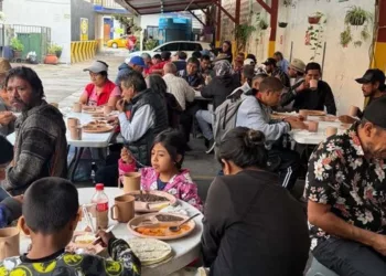 Foto: cortesía // Desde temprano llegan los voluntarios con ollas, jarras, cazuelas, platos, vasos, cubiertos y los alimentos que comparten con los comensales.