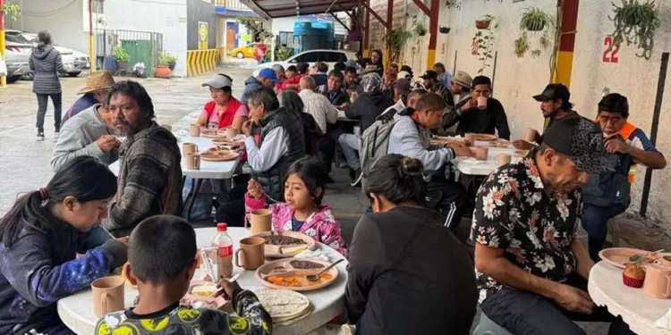Foto: cortesía // Desde temprano llegan los voluntarios con ollas, jarras, cazuelas, platos, vasos, cubiertos y los alimentos que comparten con los comensales.