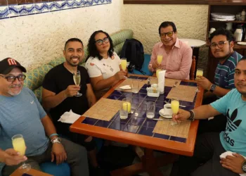 Fotos: Gil Obed González – Omar Maya // Después de grabar unos reportajes de promoción de Huatulco, Lucio Gopar invitó a la producción a desayunar.