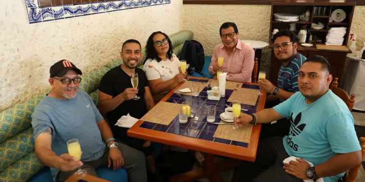 Fotos: Gil Obed González – Omar Maya // Después de grabar unos reportajes de promoción de Huatulco, Lucio Gopar invitó a la producción a desayunar.