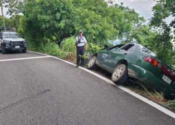 El automóvil Nissan Sentra color verde terminó fuera de la carretera federal.