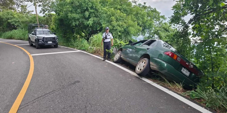 El automóvil Nissan Sentra color verde terminó fuera de la carretera federal.