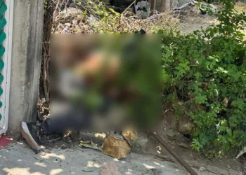 El cuerpo de la víctima fue localizado en la vía pública, vistiendo pantalón de mezclilla y calzado en color negro.