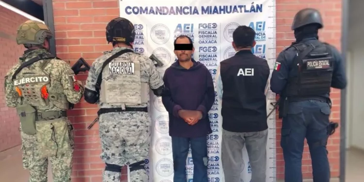 El imputado fue ubicado por agentes de la AEI en el centro de Miahuatlán de Porfirio Díaz y ahora enfrentará un proceso penal por el ataque a machetazos.