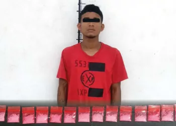 El presunto distribuidor de narcóticos J.A.S.M. y las 52 dosis de supuesta metanfetamina granulada quedaron bajo la custodia de la Fiscalía de Alto Impacto en El Espinal.