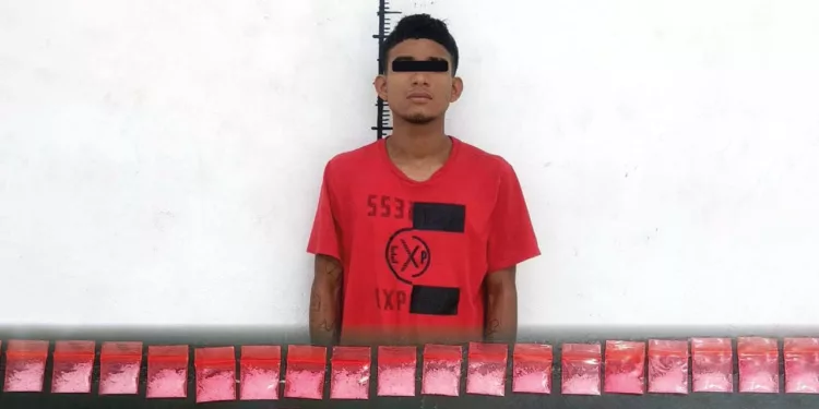 El presunto distribuidor de narcóticos J.A.S.M. y las 52 dosis de supuesta metanfetamina granulada quedaron bajo la custodia de la Fiscalía de Alto Impacto en El Espinal.