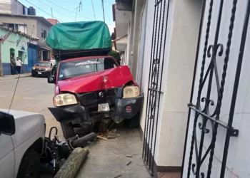 Autoridades coordinaron el retiro de la camioneta roja y la motocicleta afectada tras el aparatoso choque.