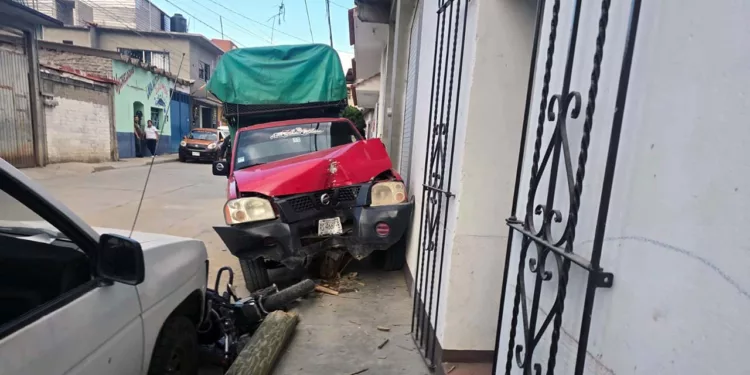 Autoridades coordinaron el retiro de la camioneta roja y la motocicleta afectada tras el aparatoso choque.