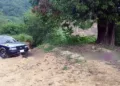 El vehículo Nissan Tsuru donde viajaba la familia quedó varado en el camino de terracería con múltiples impactos de bala.