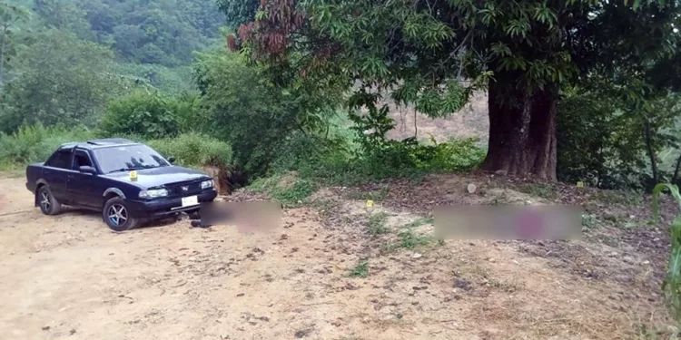 El vehículo Nissan Tsuru donde viajaba la familia quedó varado en el camino de terracería con múltiples impactos de bala.