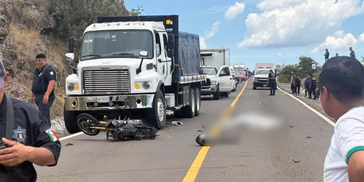 Elementos de la Guardia Nacional y de la AEI resguardan la zona del fatal accidente en el paraje “Las Cazuelas”.