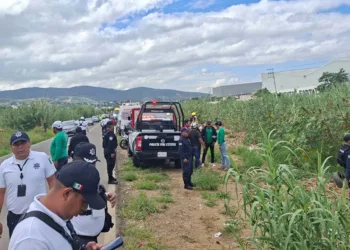 Elementos del Heroico Cuerpo de Bomberos y Protección Civil descendieron al cauce del Río Salado para rescatar a la mujer de 57 años atrapada en el coche.