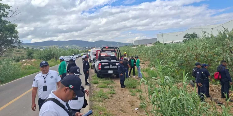 Elementos del Heroico Cuerpo de Bomberos y Protección Civil descendieron al cauce del Río Salado para rescatar a la mujer de 57 años atrapada en el coche.