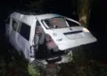 En el vehículo viajaban 11 pasajeros al momento de salir de la cinta asfáltica.