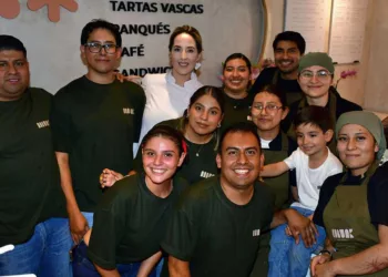 Fotos: Rubén Morales // El equipo de trabajo de MUAK New Bakery acompañó a los propietarios durante la inauguración de la segunda sucursal.