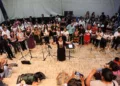 El festival cerró con un concierto de gala en la explanada del museo comunitario.