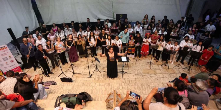 El festival cerró con un concierto de gala en la explanada del museo comunitario.