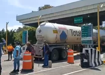 Foto: tomado de video // El miércoles, pobladores de Huitzo dieron paso libre en la caseta.